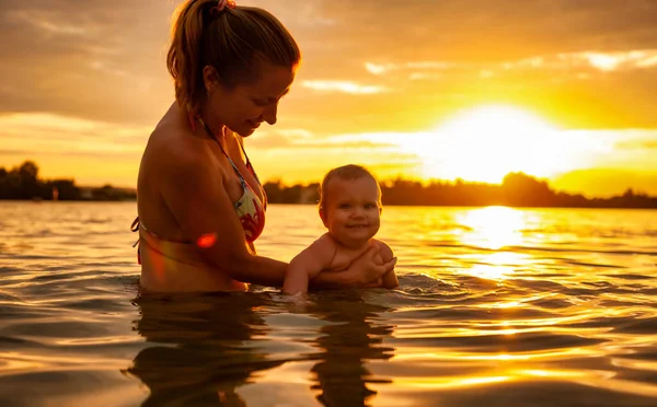 Vista Lateral Feliz Madre Caucásica Nadando Con Pequeño Bebé Sonriente — Foto de Stock