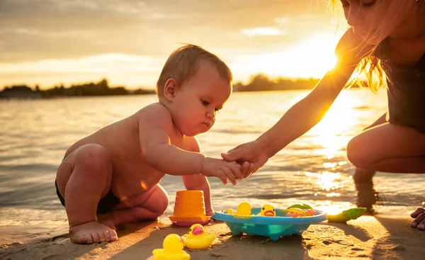 Vista Lateral Bebé Encantador Jugando Con Pequeños Patos Amarillos Goma — Foto de Stock