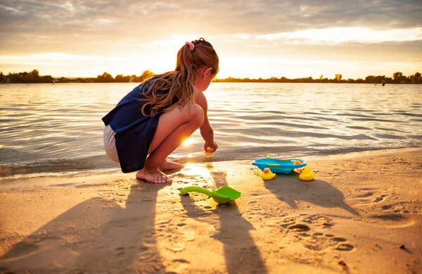 Vista Lateral Pequeña Niña Caucásica Encantadora Jugando Con Pequeños Patos — Foto de Stock