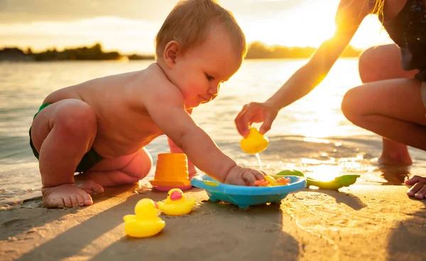 Vista Lateral Bebé Encantador Jugando Con Pequeños Patos Amarillos Goma —  Fotos de Stock