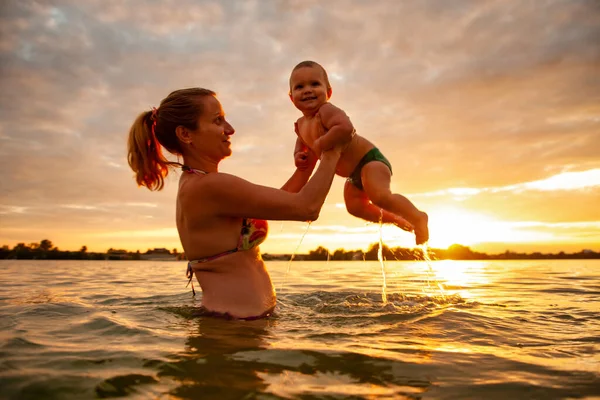 Vista Lateral Madre Feliz Sosteniendo Poco Lindo Niño Sonriente Por — Foto de Stock