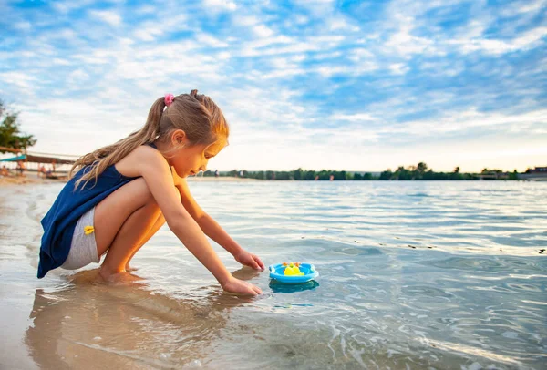 Vista Lateral Pequeña Niña Caucásica Encantadora Jugando Con Pequeños Patos — Foto de Stock