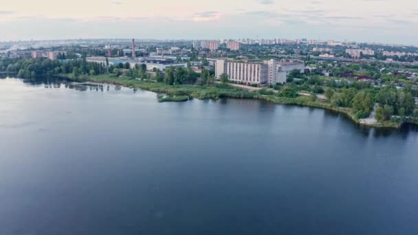 Produktionshallen, ein Werk am Ufer eines Sees in einer Großstadt — Stockvideo