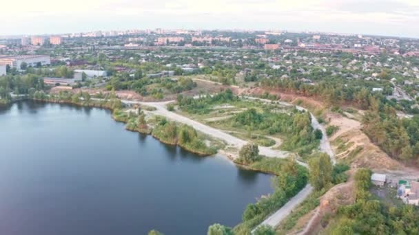 Production halls, a plant standing on the shore of a lake in a big city — Stock Video