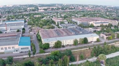 Üretim salonları, büyük bir şehirde gölün kıyısında duran bir fabrika.