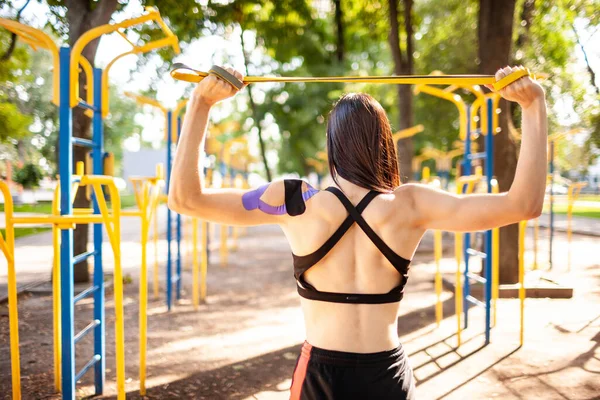 Atleta femenina profesional posando con bandas elásticas al aire libre. —  Fotos de Stock