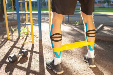 Açık havada direniş bandı kullanarak tanınmayan erkek atlet eğitimi.