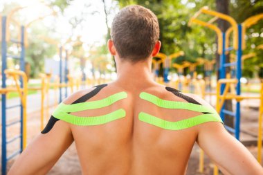 Spor sahasında poz veren elastik bantlı tanınmayan bir adam..