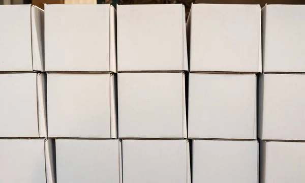 Картонные белые коробки в ряд. — стоковое фото
