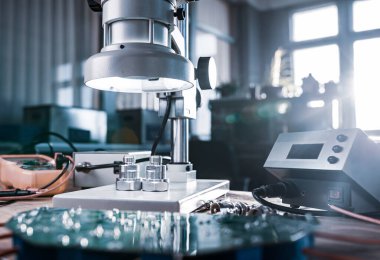 Modern mikroskop, konnektör bileşeni ve atölye laboratuvarında büyük yeşil mikro devre
