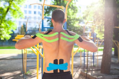 Açık havada elastik iplerle tanınmayan erkek sporcu eğitimi..