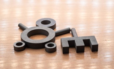 tümdengelimli bobinler ve trafolar üretmek için ferritik çekirdekler komik kardan adam formunda masada yatıyor.