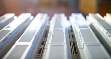 Seri radyo-elektronik ürünler üretmek için evrensel plastik kutular. Plastik kasa DIN demiryoluna monte etmek için. Stratejik sivil ve askeri donanım kavramı