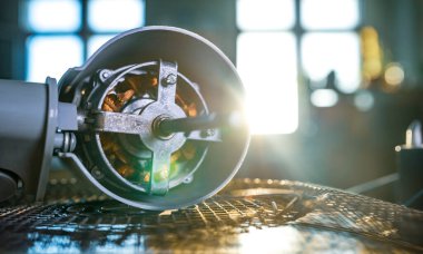 Evdeki soğutma vantilatörünün yakın çekimi önleyici temizlik, kayganlaştırma ve özel bir atölyede tamir sırasında bir masanın üzerinde yatar. Hasarlı ekipmanların onarımı ve restorasyonu