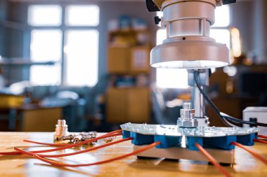 Büyük modern elektron mikroskobu. Mikrodalga eş eksenli konnektör ve atölye masasında elektronik çoklu metre. Bilimsel bir laboratuvarda yüksek frekanslı radyo elektronik bileşenleri araştırması.