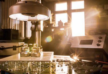 Büyük modern elektron mikroskobu. Mikrodalga eş eksenli konnektör ve atölye masasında elektronik çoklu metre. Bilimsel bir laboratuvarda yüksek frekanslı radyo elektronik bileşenleri araştırması.