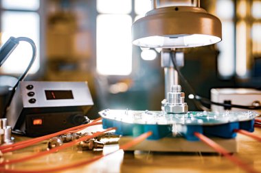 Büyük modern elektron mikroskobu. Mikrodalga eş eksenli konnektör ve atölye masasında elektronik çoklu metre. Bilimsel bir laboratuvarda yüksek frekanslı radyo elektronik bileşenleri araştırması.