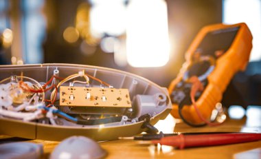 Evdeki havalandırma ve testind aletlerinden gelen demir motorun yakın çekimi özel bir atölyede tamir sırasında masanın üzerinde duruyor. Hasarlı ekipmanların onarımı ve restorasyonu