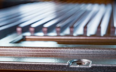 Flütlü metal bir yüzeye yakın çekim. Fabrikadaki tanımlanamayan bir otomatik kontrol cihazında cıvata deliği var. Gizli askeri üretim kavramı