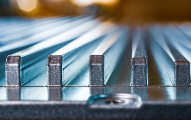 Flütlü metal bir yüzeye yakın çekim. Fabrikadaki tanımlanamayan bir otomatik kontrol cihazında cıvata deliği var. Gizli askeri üretim kavramı