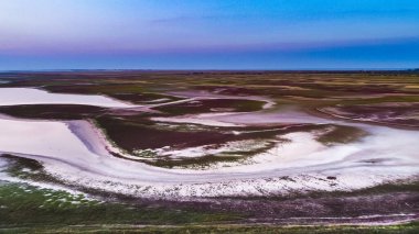 Sivash Gölü 'ndeki sıra dışı adalar, üst manzara, insansız hava aracı kamerası.