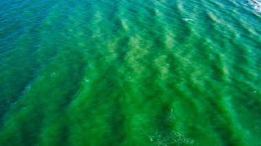 Kumsaldaki hava dalgaları. Deniz dalgaları güzel sahil manzaralı insansız hava aracı görüntülerinde 4k.