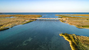 Sivash Gölü 'ndeki sıra dışı adalar, üst manzara, insansız hava aracı kamerası.