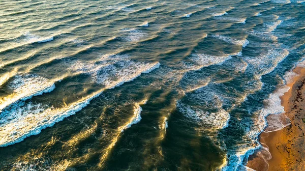 Lucht Uitzicht Golven Zandstrand Zee Golven Het Prachtige Strand Luchtfoto — Stockfoto