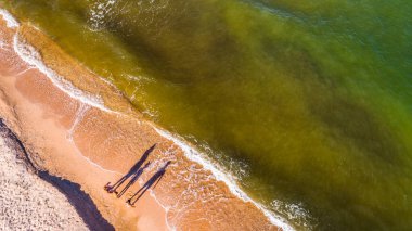 Deniz kıyısında yürü