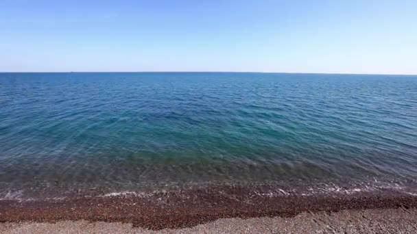 Море, валун на берегу — стоковое видео