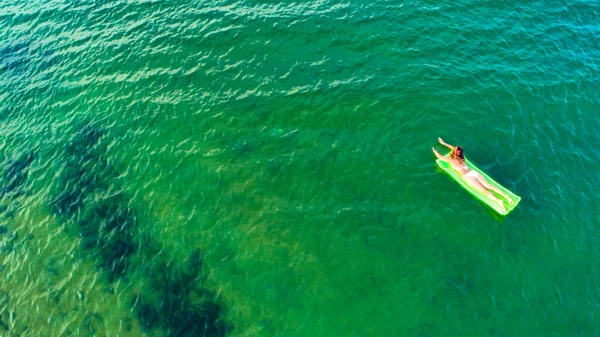 Woman swims in the sea on the motras — Stock Photo, Image