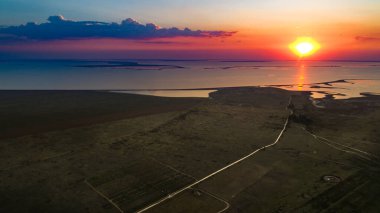 Sivash Gölü 'ndeki sıra dışı adalar, üst manzara, insansız hava aracı kamerası.