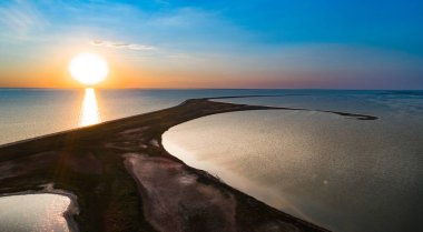 Sivash Gölü 'ndeki sıra dışı adalar, üst manzara, insansız hava aracı kamerası.