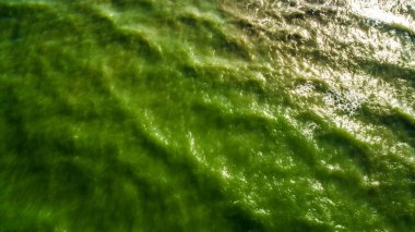 Kumsaldaki hava dalgaları. Deniz dalgaları güzel sahil manzaralı insansız hava aracı görüntülerinde 4k.