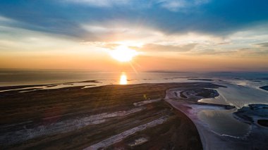 Sivash Gölü 'ndeki sıra dışı adalar, üst manzara, insansız hava aracı kamerası.