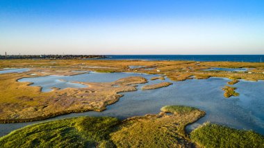 Sivash Gölü 'ndeki sıra dışı adalar, üst manzara, insansız hava aracı kamerası.