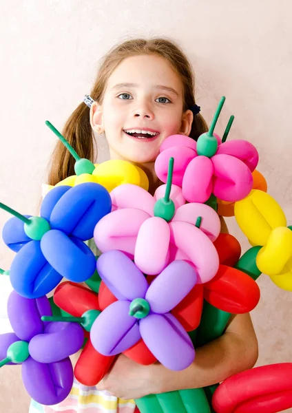 Portret Uśmiechający Się Urocze Małe Dziecko Dziewczynka Szczęśliwy Urodziny Balony — Zdjęcie stockowe