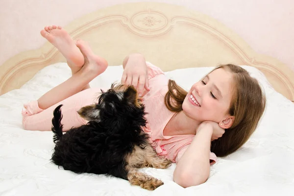 Adorable Petite Fille Souriante Tenant Jouant Avec Chiot Yorkshire Terrier — Photo