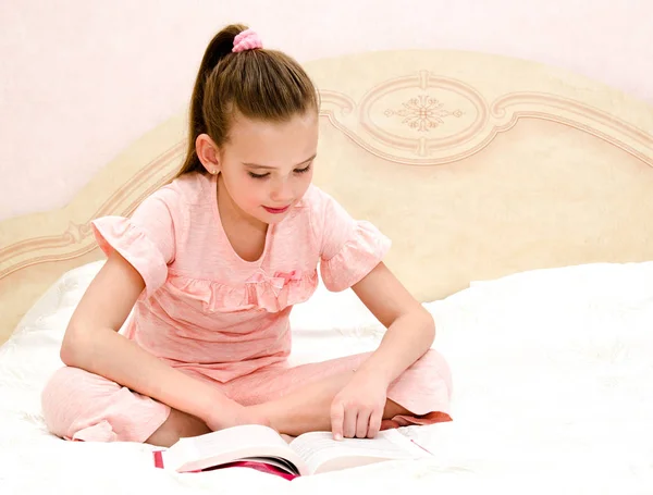 Rozkošný Dívka Dítě Čte Knihu Postel — Stock fotografie