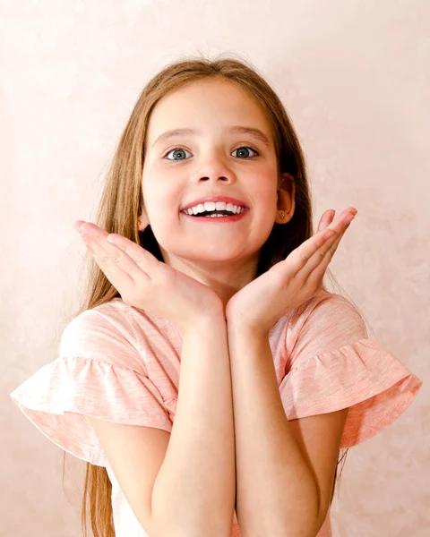 Portret Van Schattige Lachende Klein Meisje Kind Geïsoleerd — Stockfoto