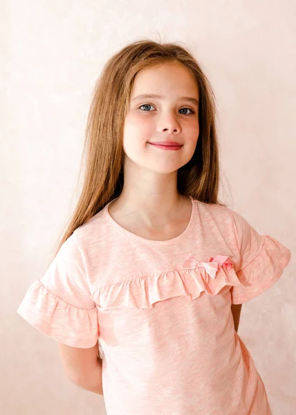 笑顔の愛らしい小さな女の子子供肖像画 — ストック写真