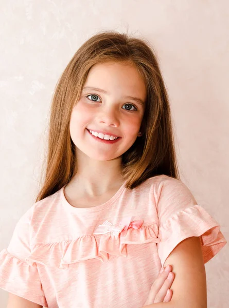 Porträt Eines Entzückend Lächelnden Kleinen Mädchens — Stockfoto