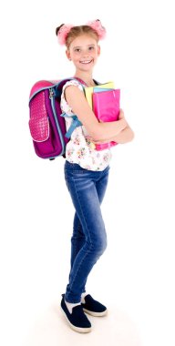 Mutlu okul kız çocuk okul çantası sırt çantası ve izole bir beyaz arka plan eğitim kavramı üzerinde kitaplar ile gülümseyen portresi