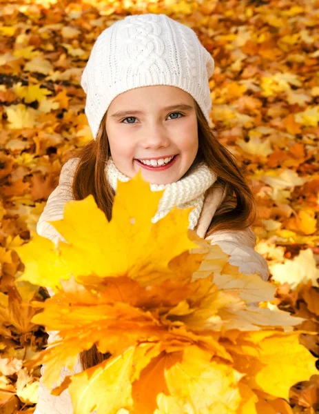 Retrato Otoñal Adorable Niña Sonriente Con Hojas Aire Libre —  Fotos de Stock