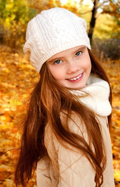 Retrato Outono Adorável Sorridente Menina Criança Chapéu Livre — Fotografia de Stock