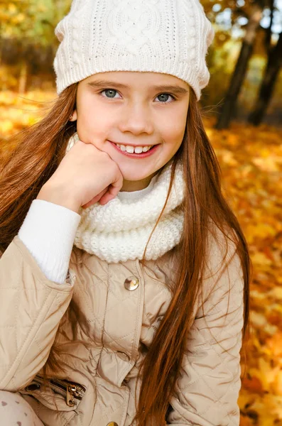 Retrato Otoñal Adorable Niña Sonriente Con Hojas Aire Libre —  Fotos de Stock