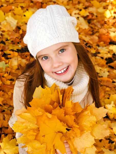 Retrato Otoñal Adorable Niña Sonriente Con Hojas Aire Libre — Foto de Stock