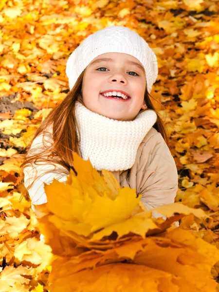 Retrato Otoñal Adorable Niña Sonriente Con Hojas Aire Libre —  Fotos de Stock