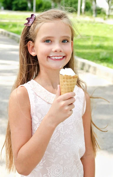 Lindo Niño Sonriente Feliz Niña Comiendo Helado Aire Libre Día — Foto de Stock