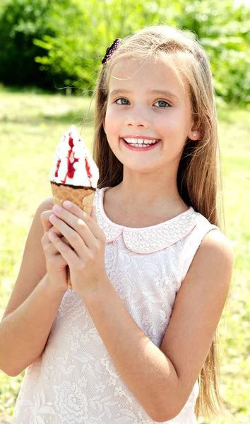 Симпатичная Счастливая Улыбающаяся Маленькая Девочка Ест Мороженое Открытом Воздухе Летний — стоковое фото